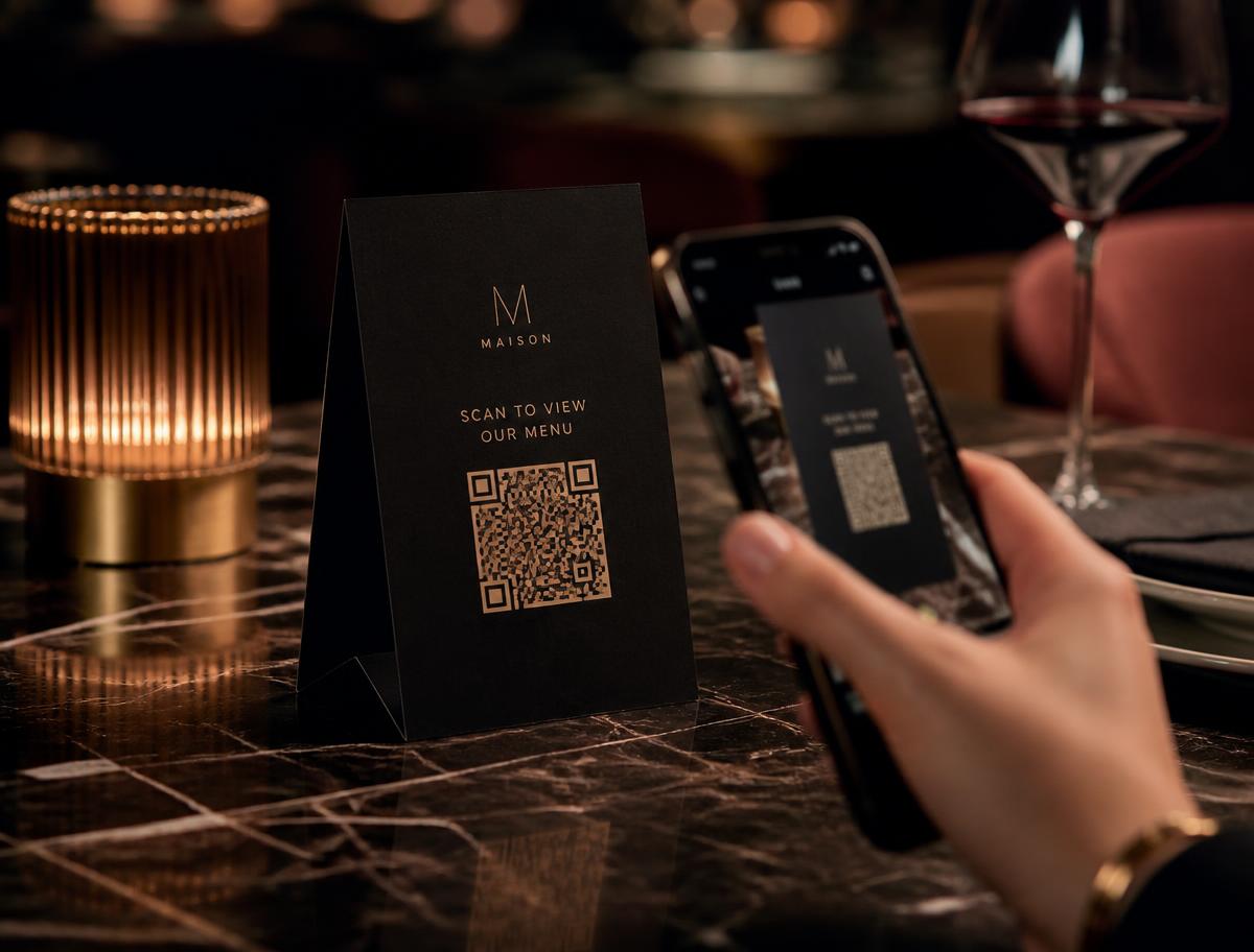 Elegantní stojánek s QR menu na stole